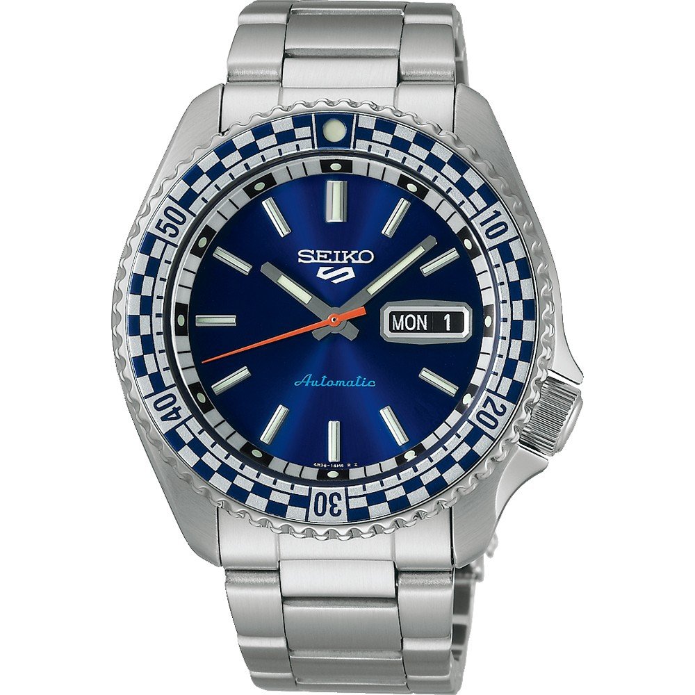 Seiko 5 Sports SKX Checker Flag Special Edition Automatico Uomo 42,5 mm Acciaio Quadrante Blu Petrolio Lunetta Girevole Blu e Bianca Vetro Hardlex Curvo Day-Date Bracciale Acciaio 100 m Ref. SRPK65K1