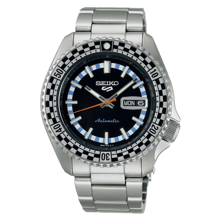 Seiko 5 Sports Checker Flag Special Edition Automatico Uomo 42,5 mm Acciaio Quadrante Nero Lunetta Girevole a Scacchi Vetro Hardlex Curvo Giorno e Data Bracciale Acciaio 100 m Ref. SRPK67K1