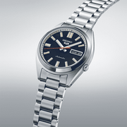 Orologio Seiko 5 Sports con quadrante blu navy, datario MON 6 e bracciale acciaio