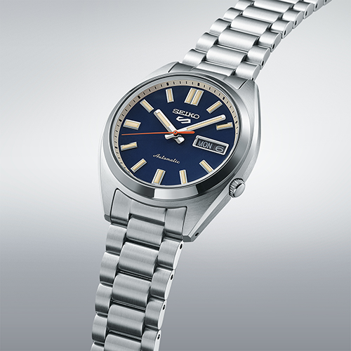 Seiko 5 Sports SNXS Automatico Uomo 37,4 mm Acciaio Quadrante Blu Navy Lancetta Secondi Arancione Vetro Hardlex Curvo Giorno e Data Bracciale Acciaio 100 m Ref. SRPK87K1