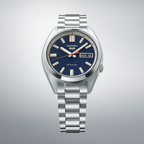 Seiko 5 Sports SNXS Automatico Uomo 37,4 mm Acciaio Quadrante Blu Navy Lancetta Secondi Arancione Vetro Hardlex Curvo Giorno e Data Bracciale Acciaio 100 m Ref. SRPK87K1 Oasi Watch
