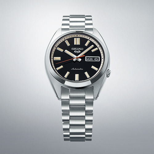 Seiko 5 Sports SNXS Automatico Uomo 37,4 mm Acciaio Quadrante Nero Lancetta Secondi Arancione Vetro Hardlex Curvo Giorno e Data Bracciale Acciaio 100 m Ref. SRPK89K1