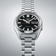 Orologio Seiko 5 Sports automatico con quadrante nero, cinturino acciaio e corona laterale