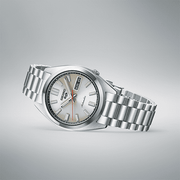 Orologio Seiko 5 Sports con bracciale in acciaio e quadrante avorio, vista laterale
