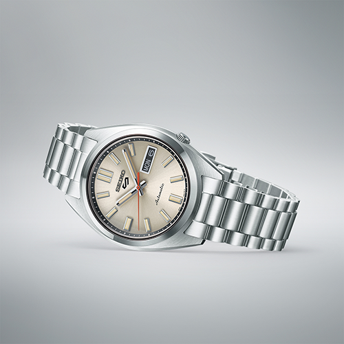 Seiko 5 Sports SNXS Automatico Uomo 37,4 mm Acciaio Quadrante Avorio Vetro Hardlex Curvo Giorno e Data Bracciale Acciaio 100 m Ref. SRPK91K1