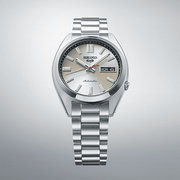 Orologio Seiko 5 Sports con quadrante avorio e bracciale in acciaio, data MON 6