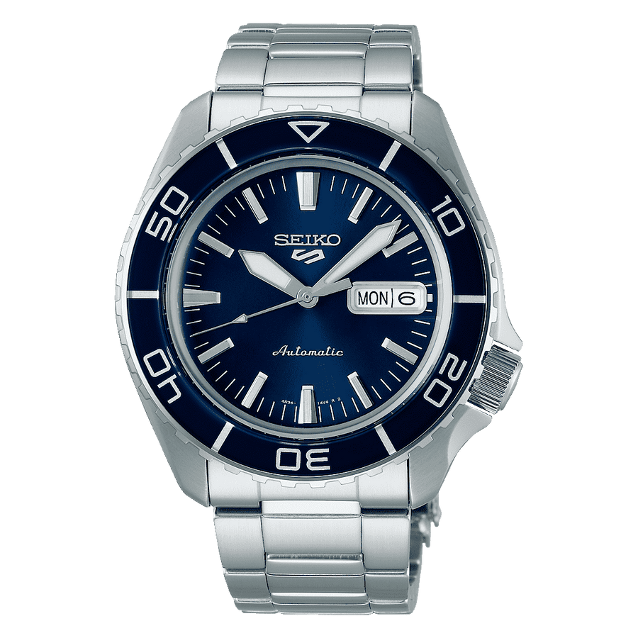 Seiko 5 Sports SKX Automatico Uomo 42,5 mm Acciaio Quadrante Blu Sunray Lunetta Girevole Blu Inserto Hardlex Vetro Hardlex Curvo Giorno e Data Bracciale Acciaio 100 m Ref. SRPK97K1
