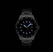 Orologio GMT nero Montblanc con indici luminescenti blu su quadrante nero