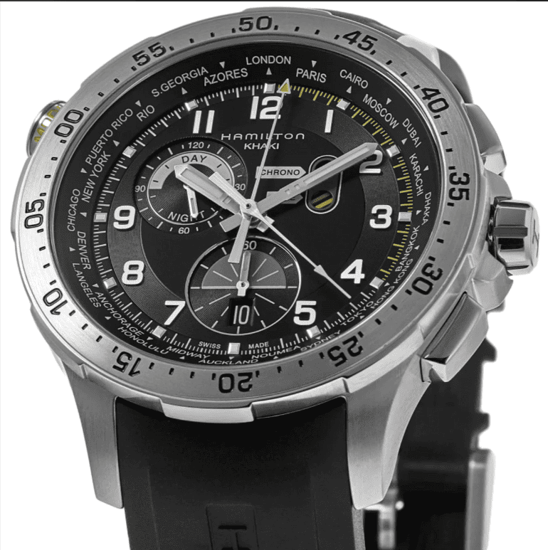 Orologio cronografo con quadrante nero, indici luminosi e tre subquadranti, cassa acciaio