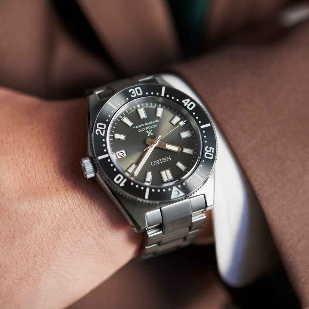 Orologio subacqueo acciaio: quadrante nero con indici luminosi e datario a ore 3.