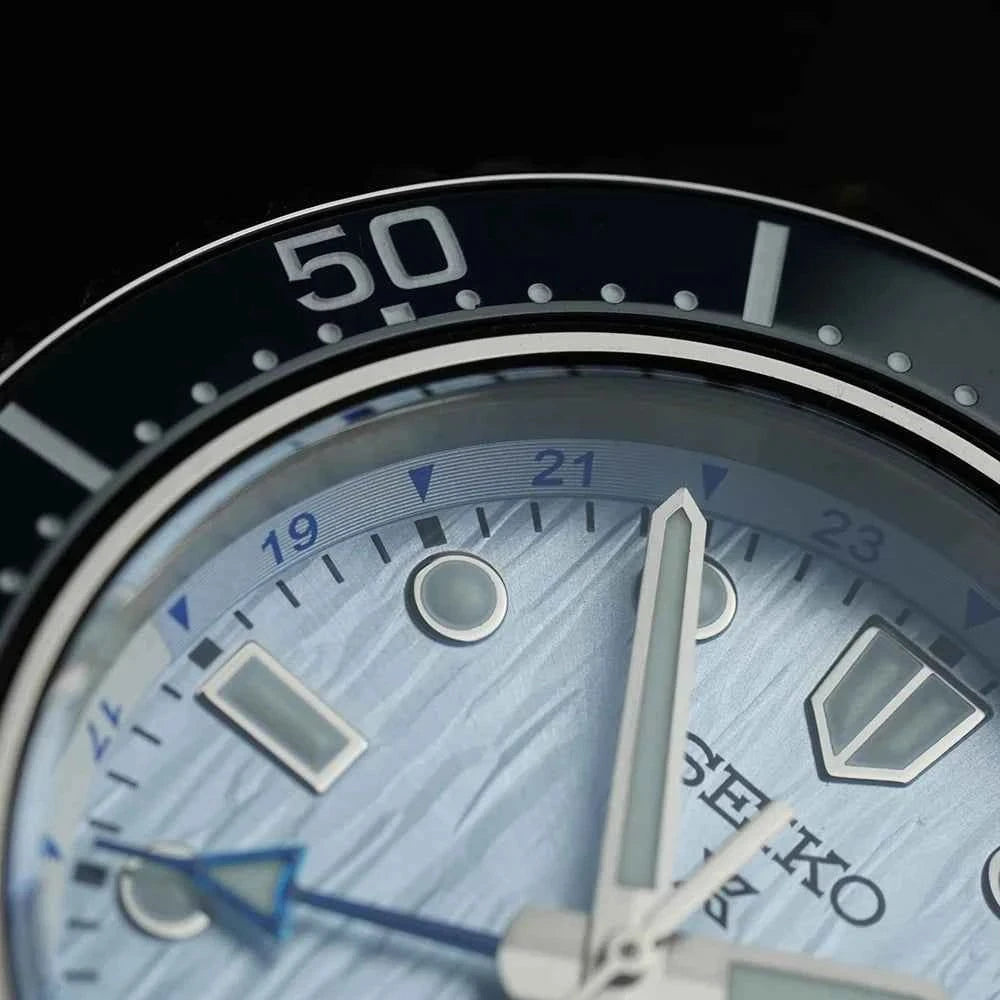 Quadrante blu ghiaccio con indici luminosi e lancette dell’orologio subacqueo