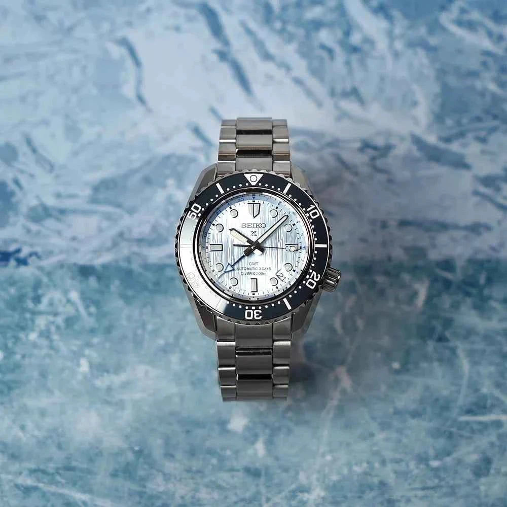 Orologio subacqueo con lunetta nera, quadrante blu ghiaccio e bracciale in acciaio