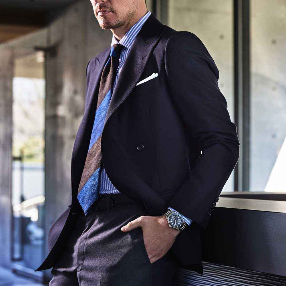 Orologio subacqueo automatico in acciaio con quadrante blu sul polso, bracciale a maglie