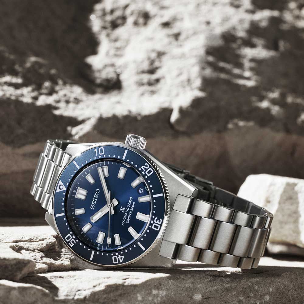 Orologio subacqueo automatico blu con bracciale in acciaio e lunetta in metallo