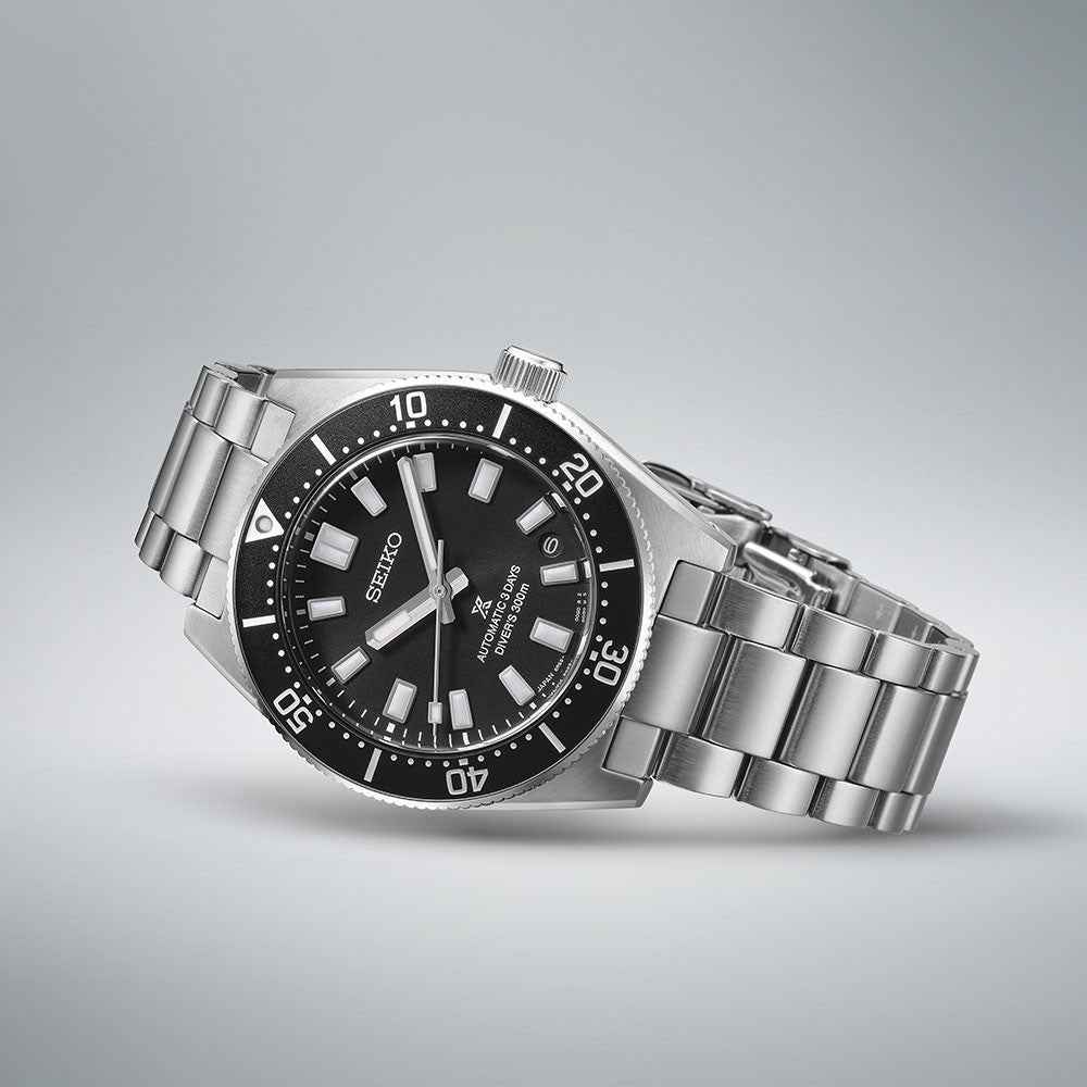 Orologio Seiko subacqueo con quadrante nero, lunetta nera e bracciale in acciaio