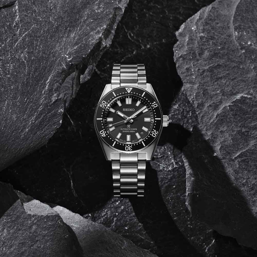 Orologio subacqueo Seiko con quadrante nero e bracciale in acciaio