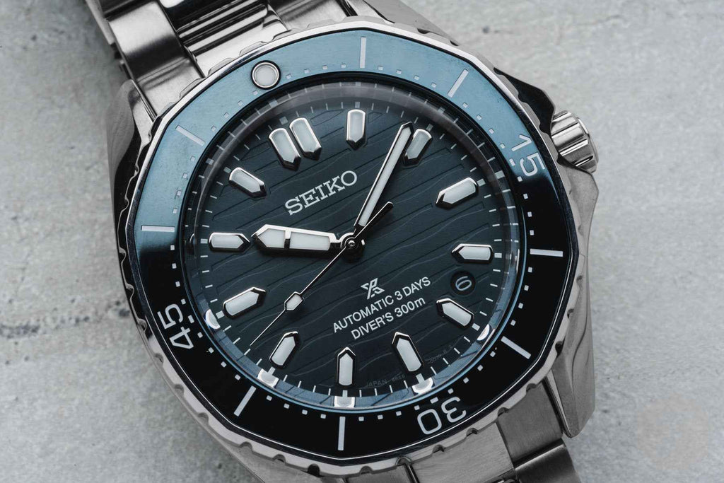 Orologio subacqueo Seiko, quadrante blu scuro con indici e lancette luminose.