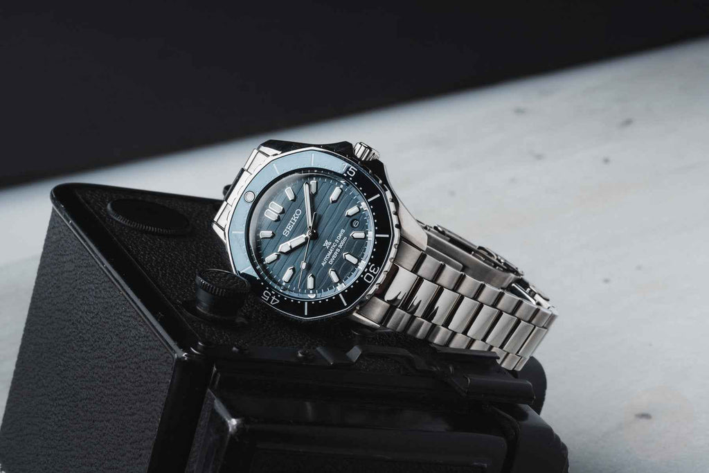 Orologio subacqueo Seiko con quadrante blu, cassa acciaio e bracciale a maglie.
