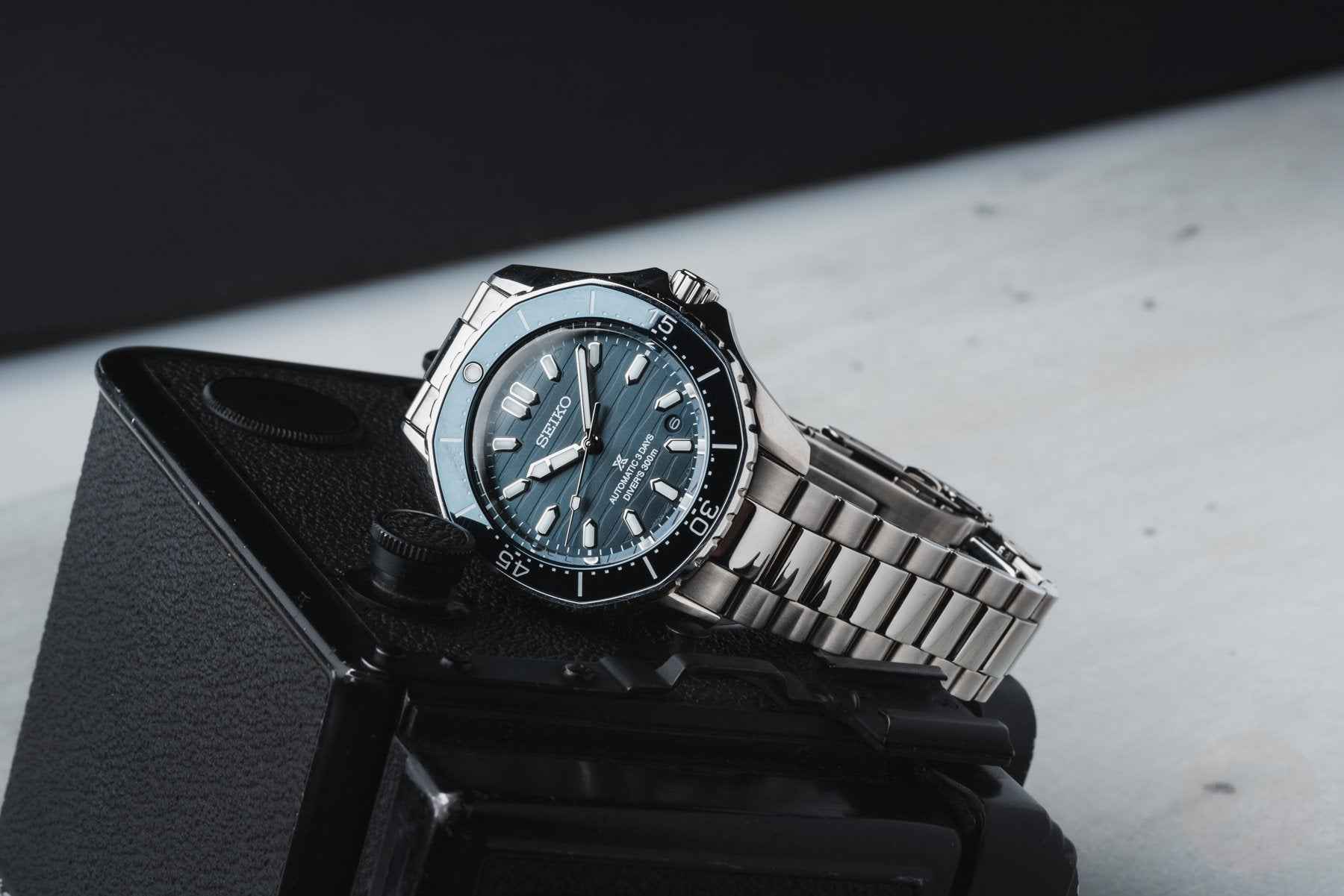 Orologio subacqueo Seiko con quadrante blu, cassa acciaio e bracciale a maglie.