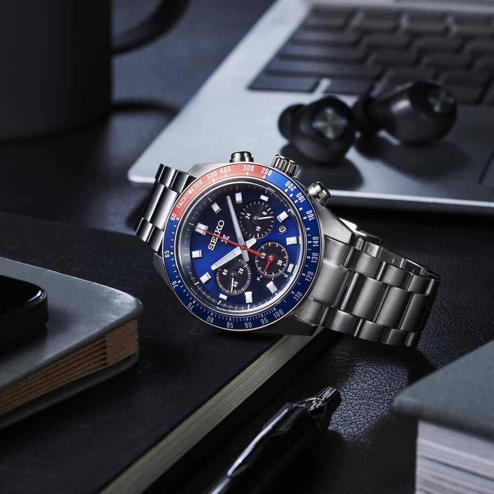 Orologio Seiko Prospex cronografo blu scuro con bracciale d’acciaio, vista laterale