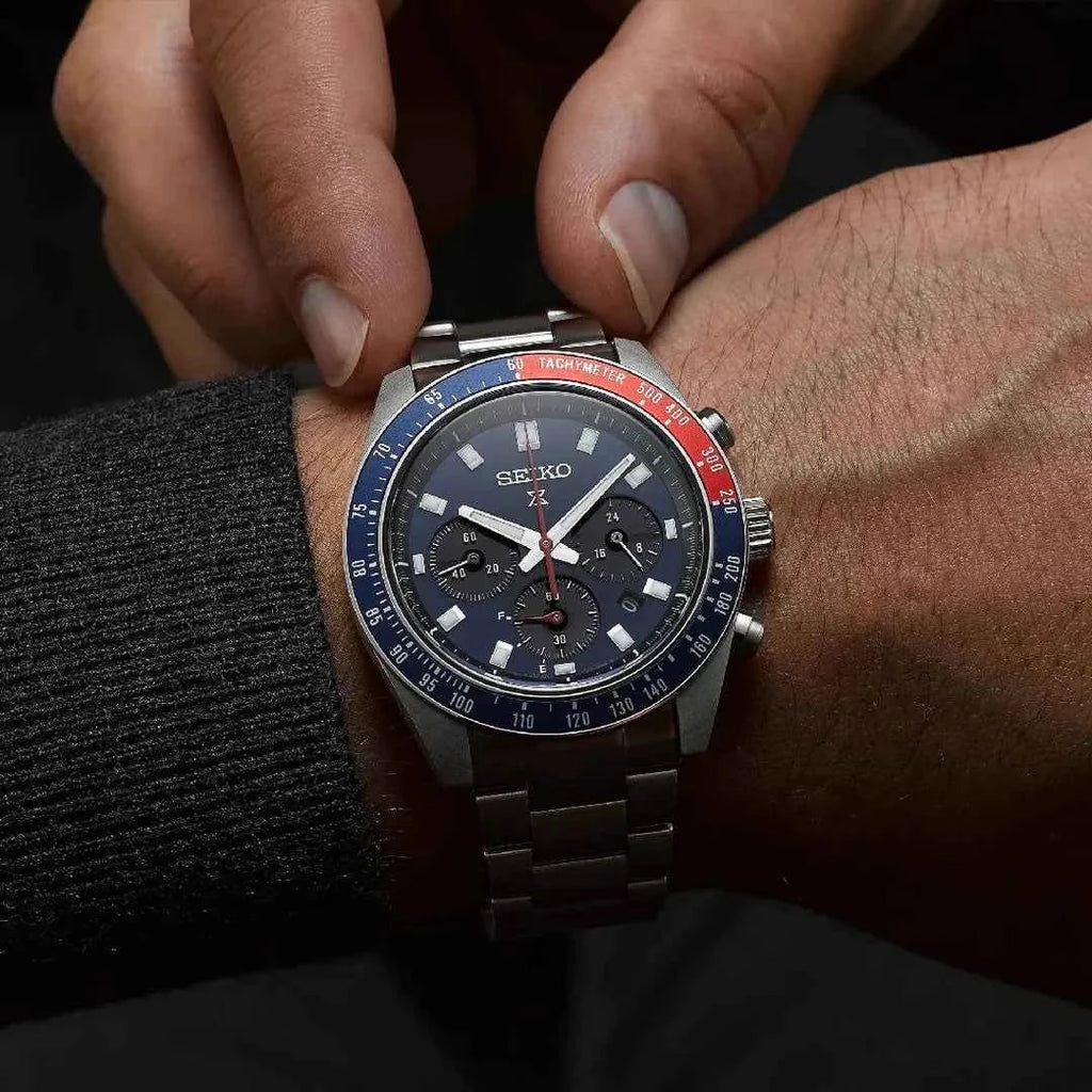 Orologio cronografo Seiko con quadrante blu scuro e bracciale in acciaio argento