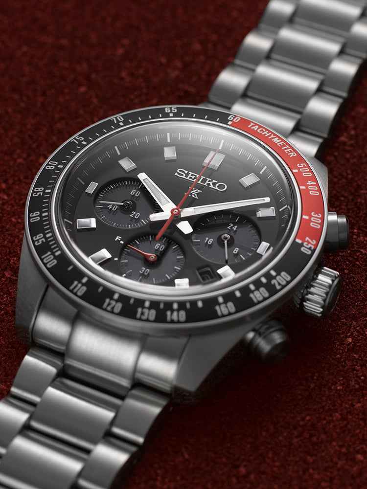 Orologio cronografo Seiko Prospex con quadrante nero, tachimetro rosso e bracciale acciaio