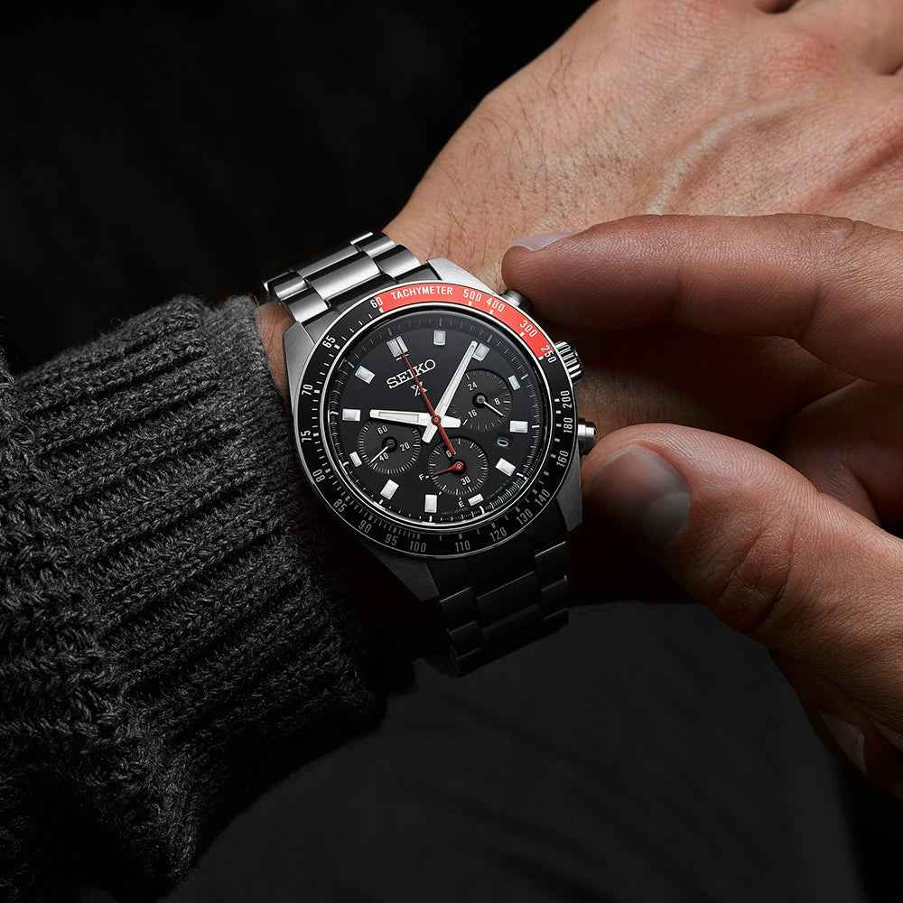 Orologio cronografo Seiko Prospex con quadrante nero, accenti rossi e bracciale acciaio