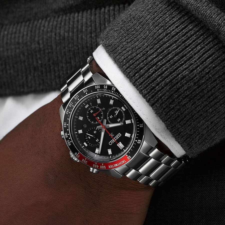 Orologio Seiko Prospex Speedtimer al polso, quadrante nero con cronografi e dettagli rossi