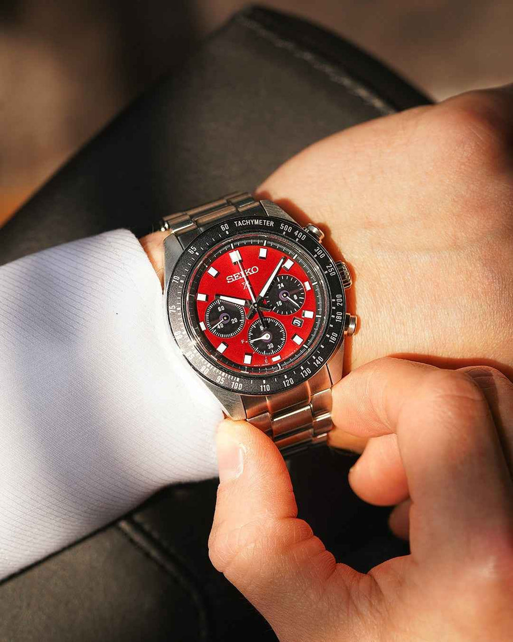 Orologio cronografo Seiko Prospex in acciaio al polso, quadrante rosso e nero