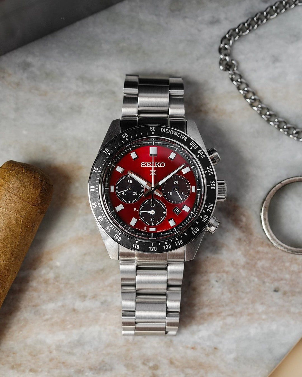 Orologio cronografo con quadrante nero e rosso display tachimetro e bracciale acciaio