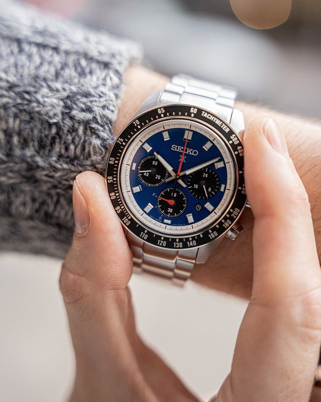 Orologio Seiko con cronografo blu, lunetta nera, indossato al polso in acciaio