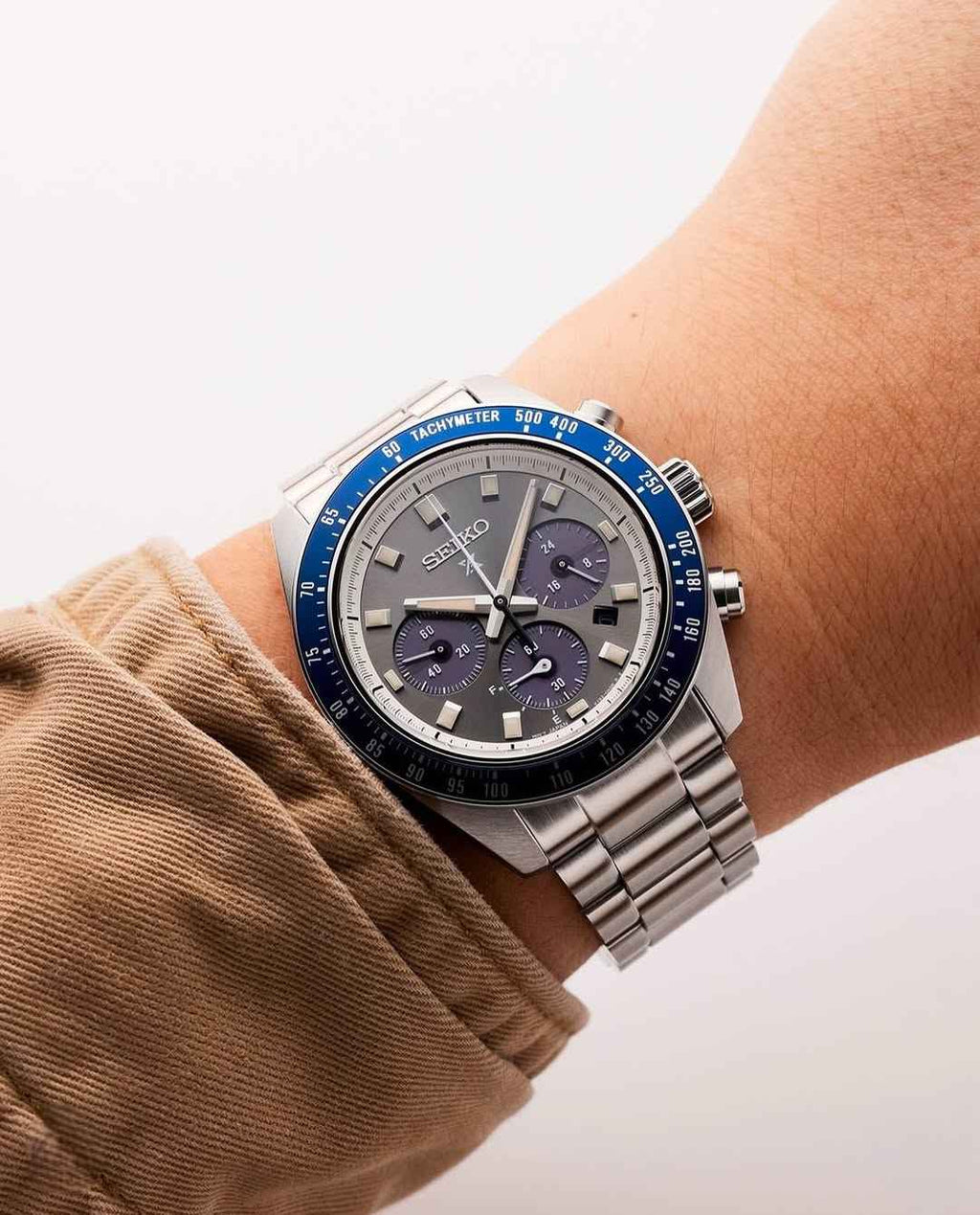 Orologio cronografo Seiko Prospex in acciaio, quadrante grigio e lunetta blu su polso