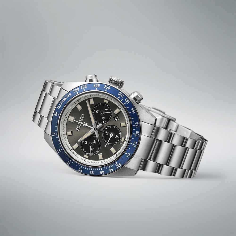 Orologio cronografo Seiko Prospex vista laterale, bracciale in acciaio, quadrante grigio e blu
