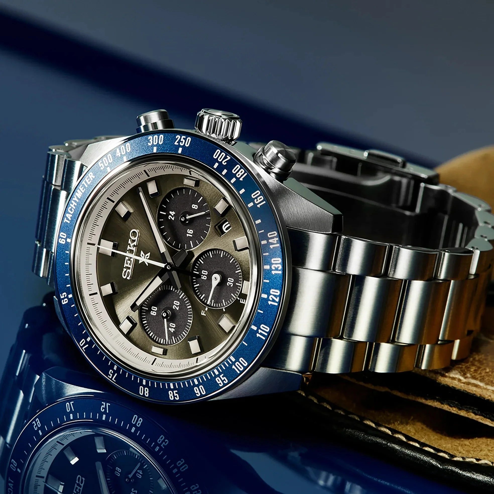 Orologio Seiko Prospex con quadrante grigio e tre contatori, ghiera blu, bracciale in acciaio