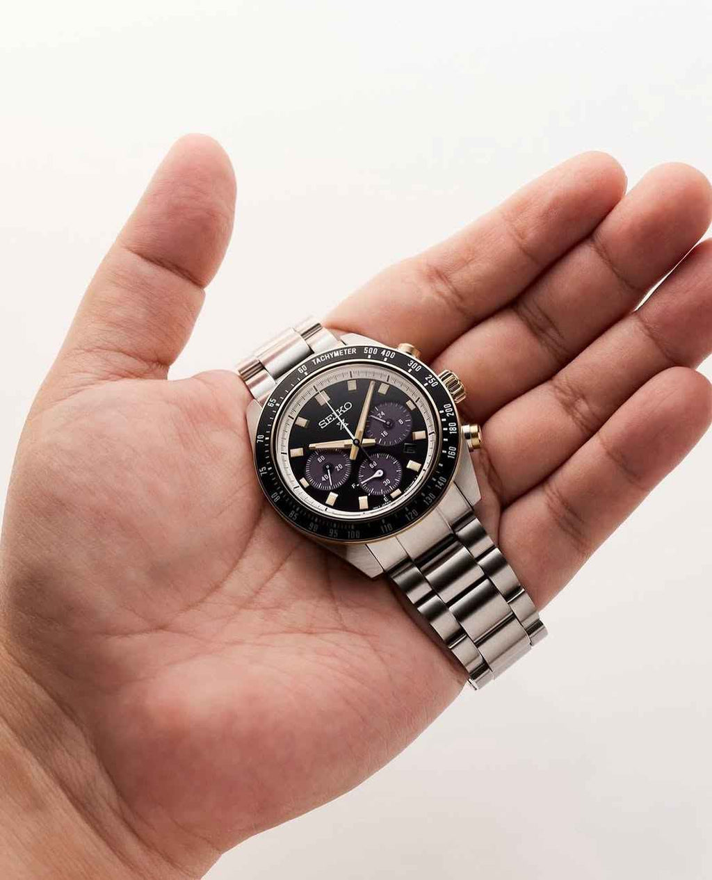 Orologio cronografo da polso in acciaio, quadrante nero e oro, bracciale maglie