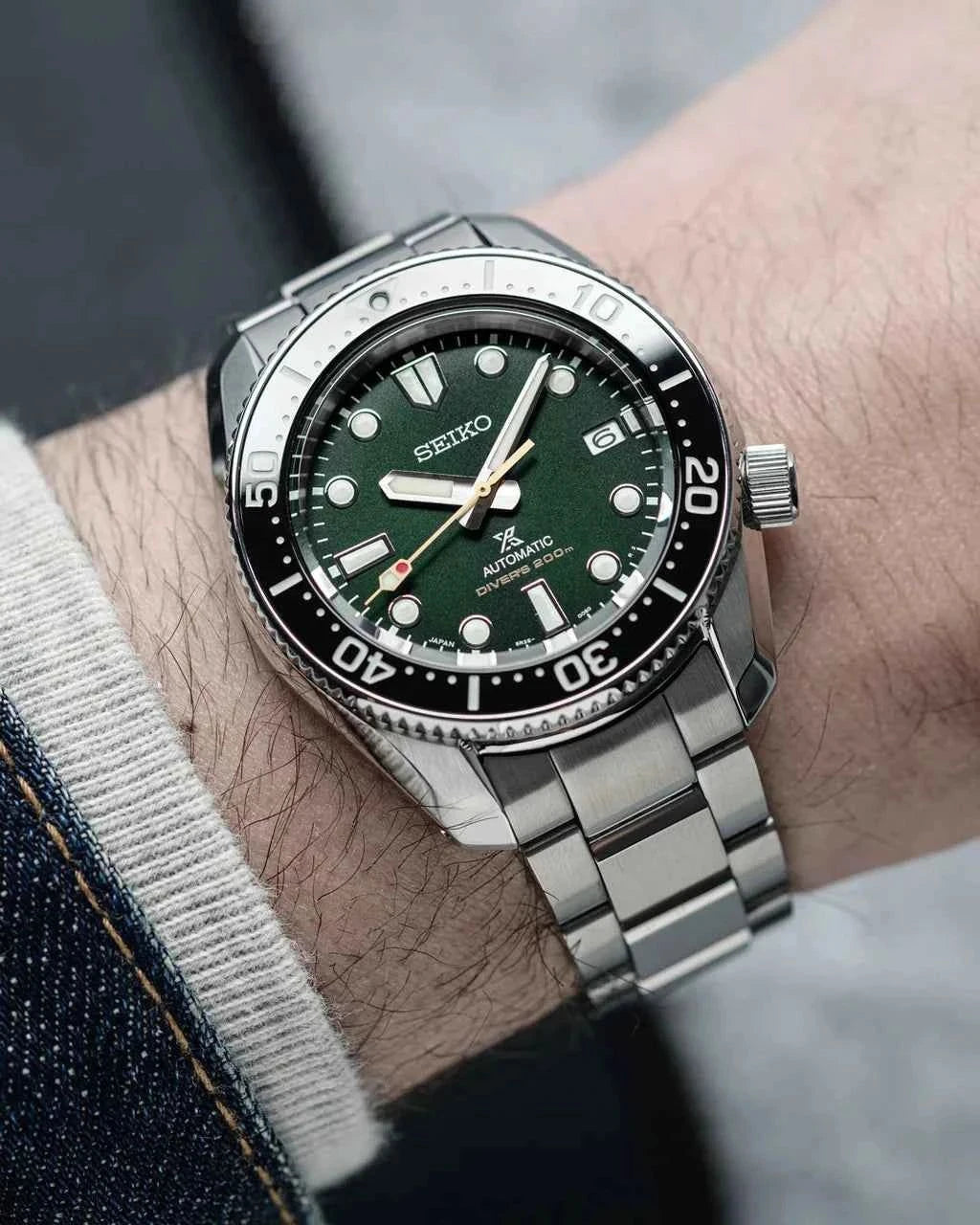 Orologio subacqueo Seiko automatico con quadrante verde sunburst e bracciale acciaio.