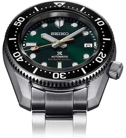 Orologio Seiko sub automatico: quadrante verde, indici e lunetta nera, bracciale acciaio.