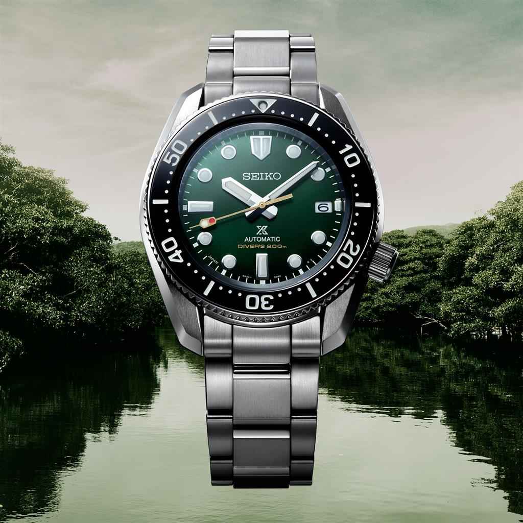 Orologio Seiko sub con quadrante verde e bracciale in acciaio, lunetta unidirezionale nera.