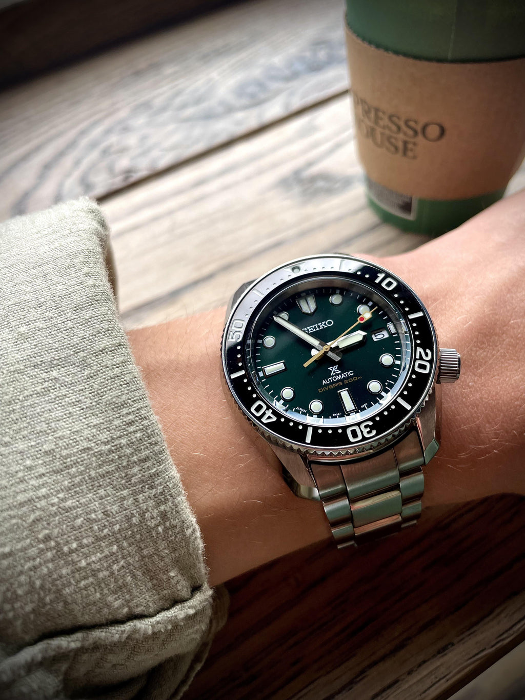 Orologio automatico Seiko verde sul polso, bracciale acciaio, lunetta nera
