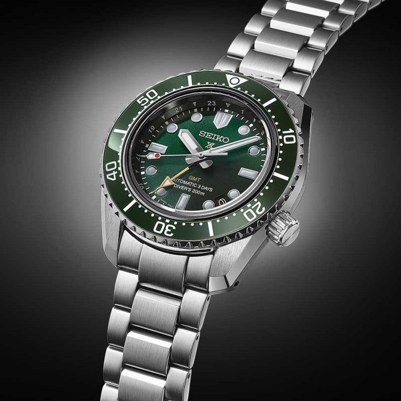 Orologio automatico GMT Seiko con quadrante verde e ghiera nera con minuti