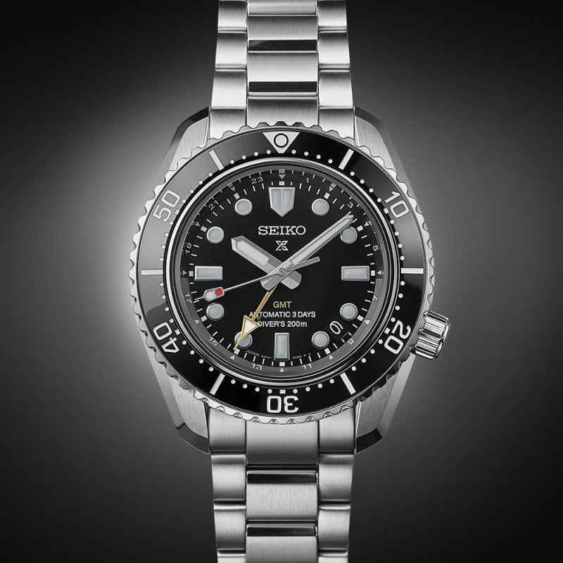 Orologio Seiko Prospex con quadrante nero, indici luminosi e bracciale d’acciaio