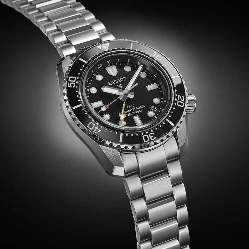 Orologio subacqueo con bracciale in acciaio, lunetta nera e quadrante nero GMT