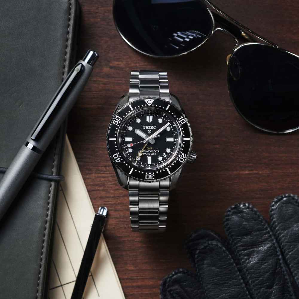 Orologio subacqueo con quadrante nero, lunetta in ceramica e bracciale in acciaio