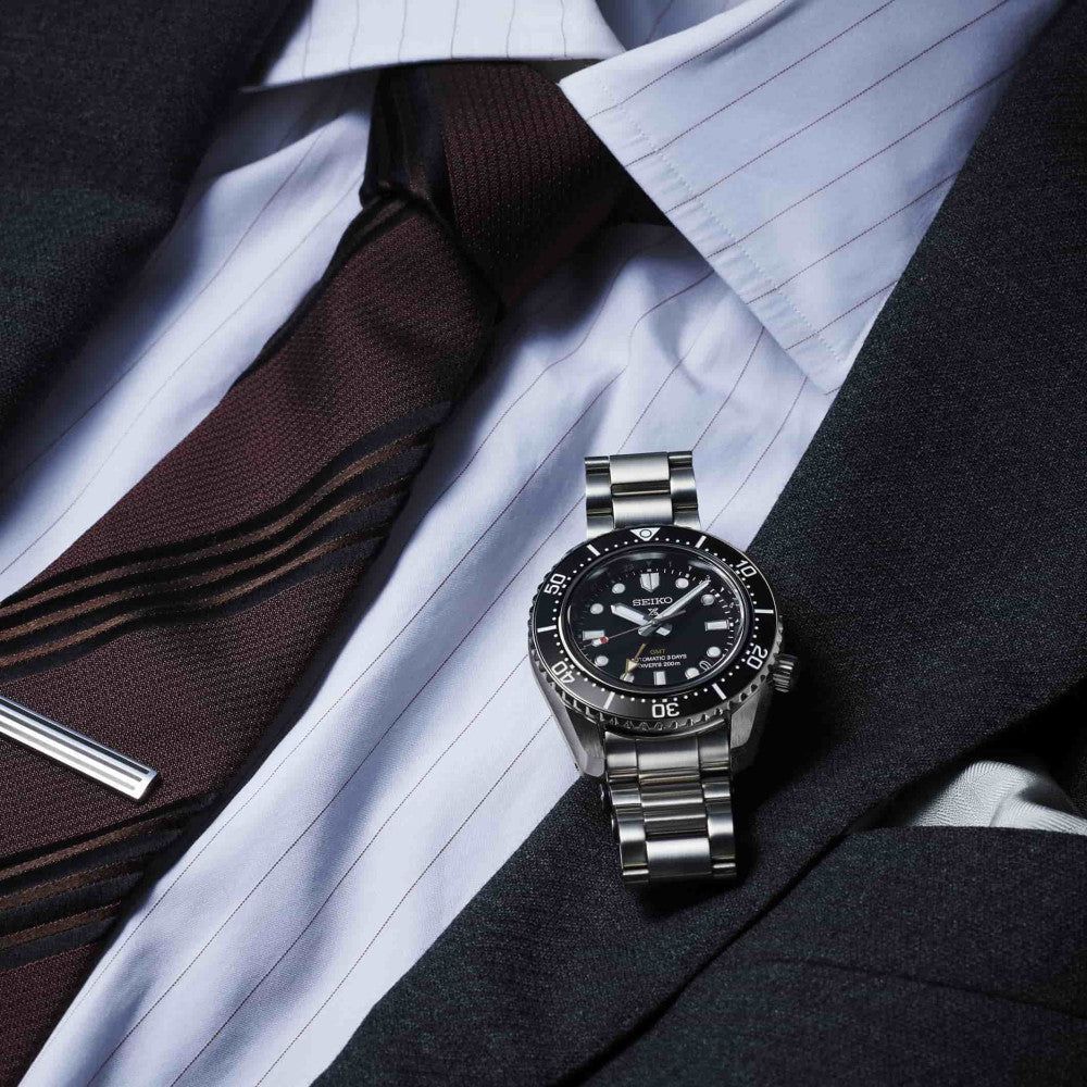 Orologio GMT automatico con quadrante nero e bracciale in acciaio, visione laterale