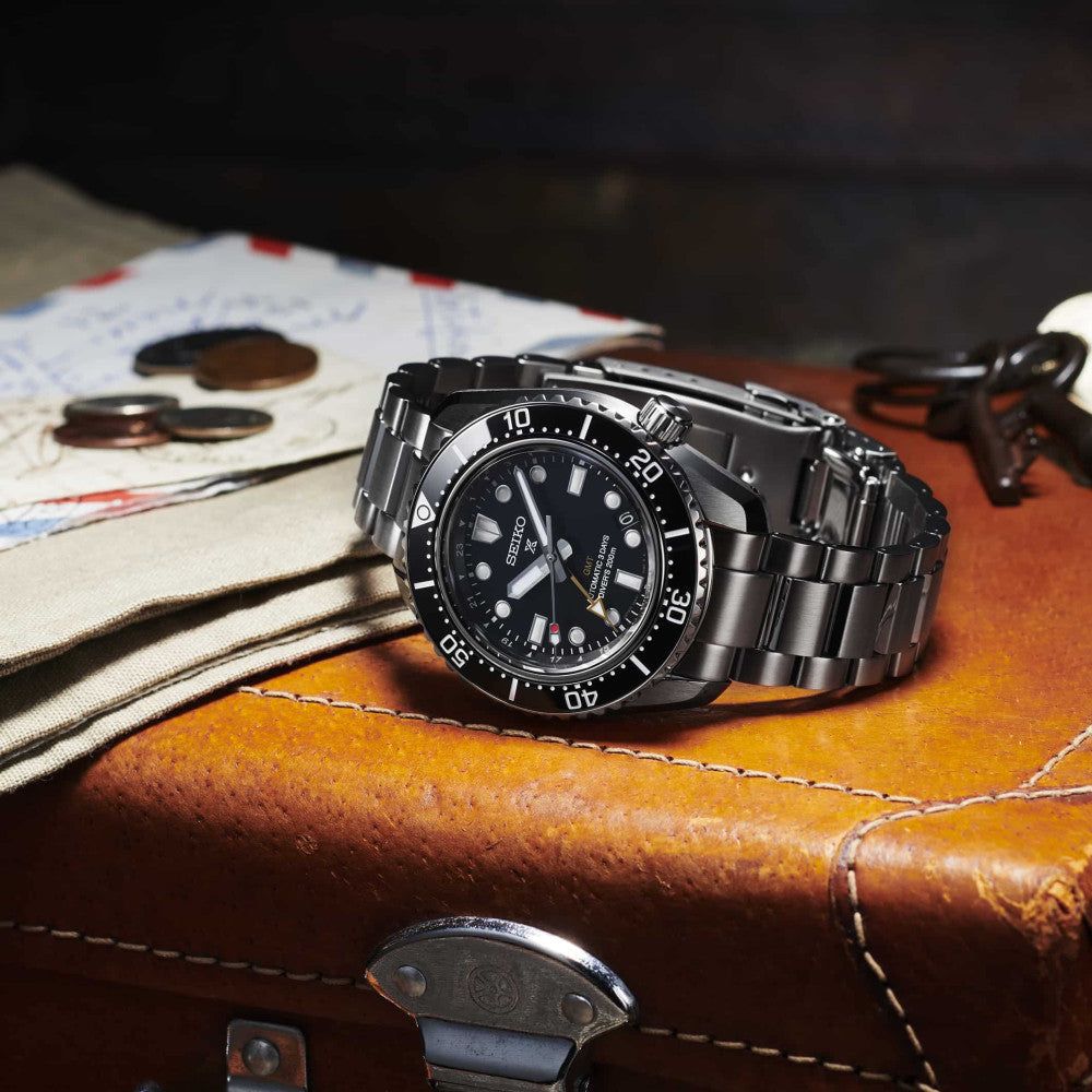 Orologio automatico GMT con quadrante nero, indici luminosi e bracciale in acciaio