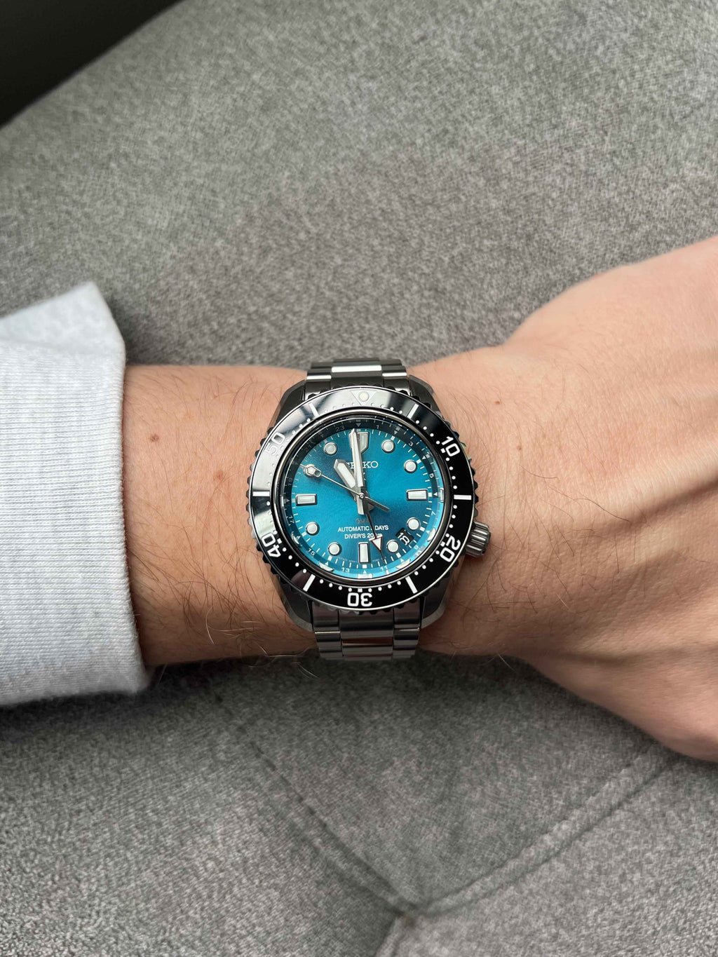 Orologio Seiko subacqueo automatico GMT con quadrante blu-verde e cinturino in acciaio.