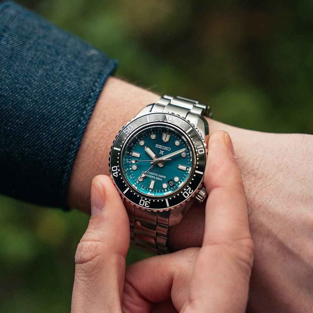 Orologio Seiko subacqueo automatico GMT, quadrante blu-verde, cassa acciaio, bracciale.