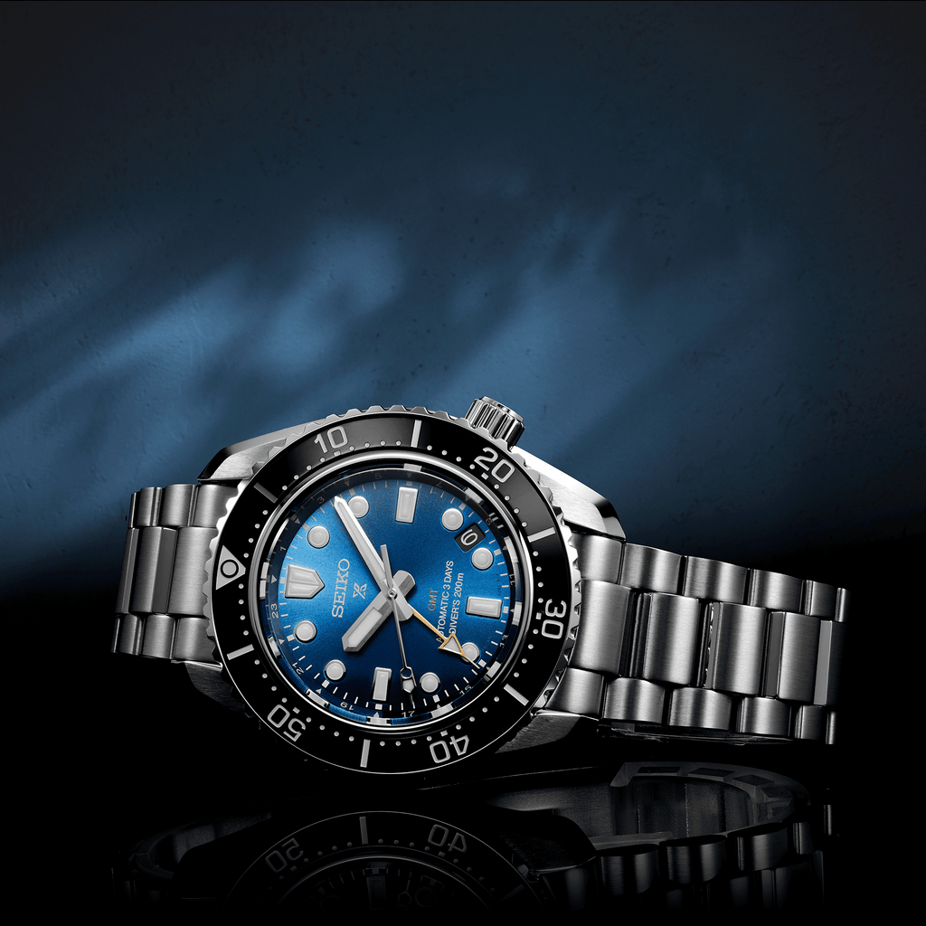 Orologio subacqueo automatico con quadrante blu e bracciale in acciaio, vista laterale.