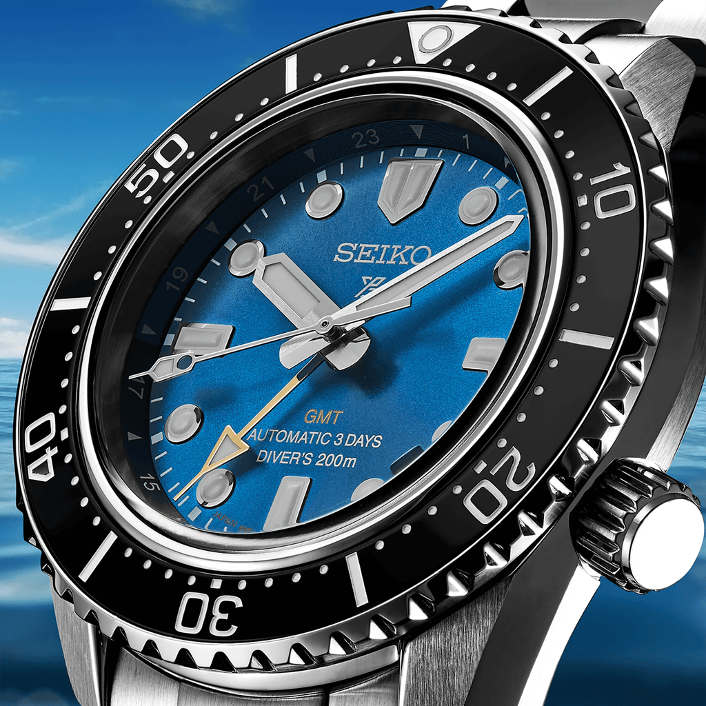 Orologio subacqueo automatico GMT con quadrante blu, indici e lancette.