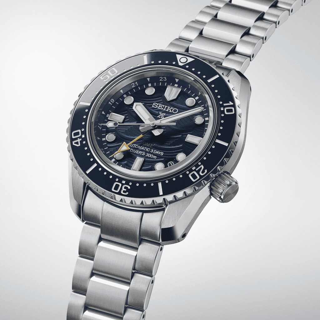 Orologio sub GMT con quadrante blu scuro, indici e lunetta d’acciaio, cassa 42 mm